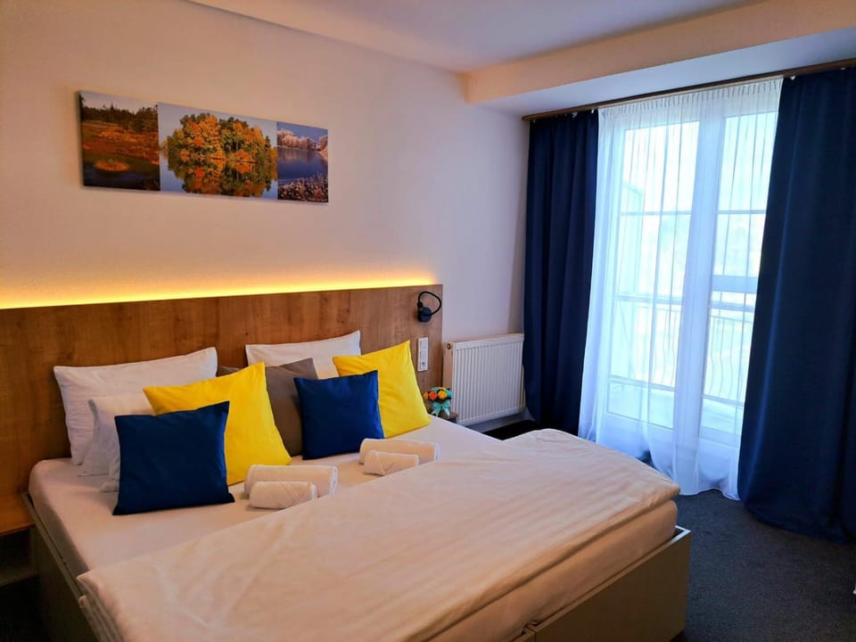 Property building, Bed, Photo of the whole room, Bedroom, towels