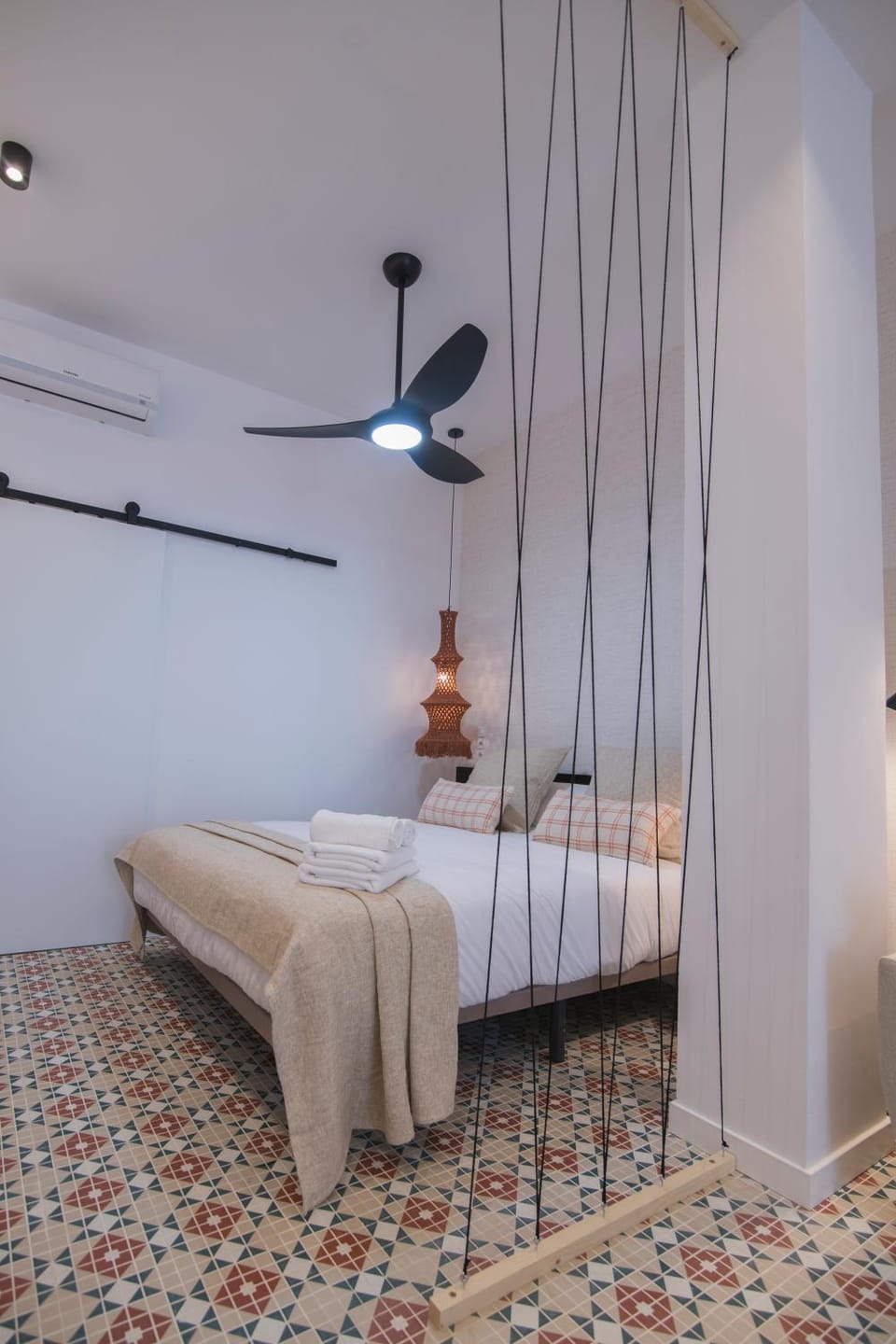 Bed, Bedroom, towels