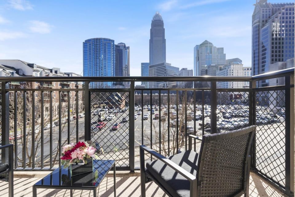 View (from property/room), Balcony/Terrace, City view