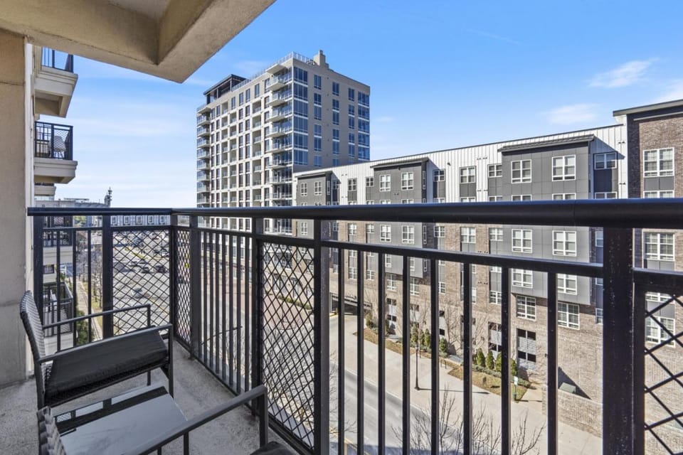 Urban Oasis - Balcony, Free Parking, Views, Gym Apartment in Charlotte