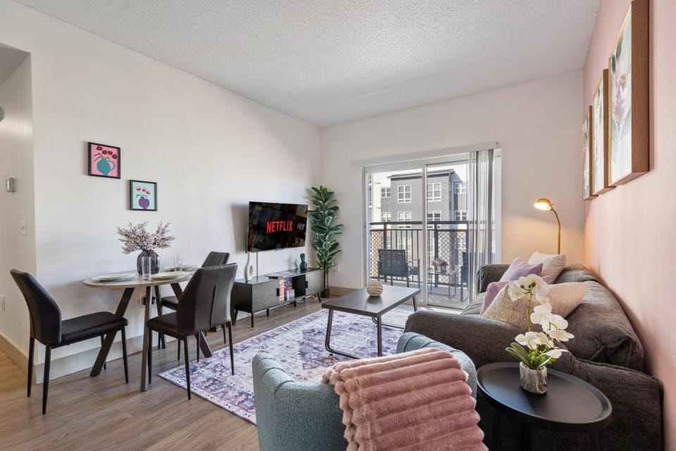 Bright Uptown Bliss - Free Parking, Walkable, Views Apartment in Charlotte