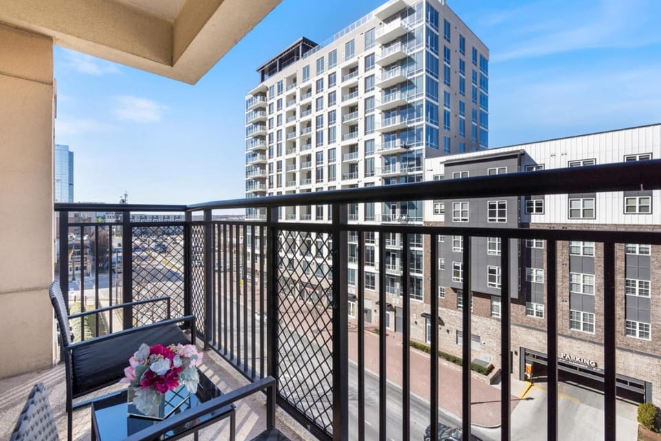 Bright Uptown Bliss - Free Parking, Walkable, Views Apartment in Charlotte