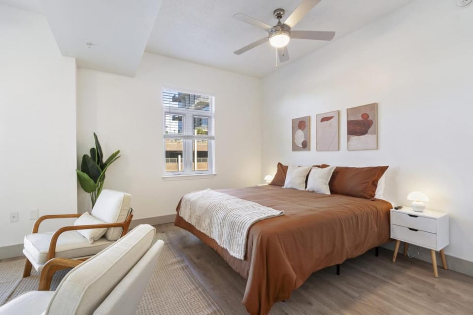 Uptown Luxury - Top Floor King Suite, Free Parking Apartment in Charlotte