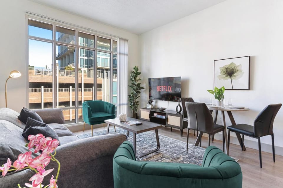 Uptown Luxury - Top Floor King Suite, Free Parking Apartment in Charlotte