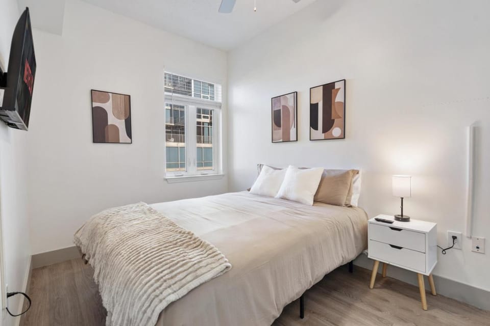 Uptown Luxury - Top Floor King Suite, Free Parking Apartment in Charlotte