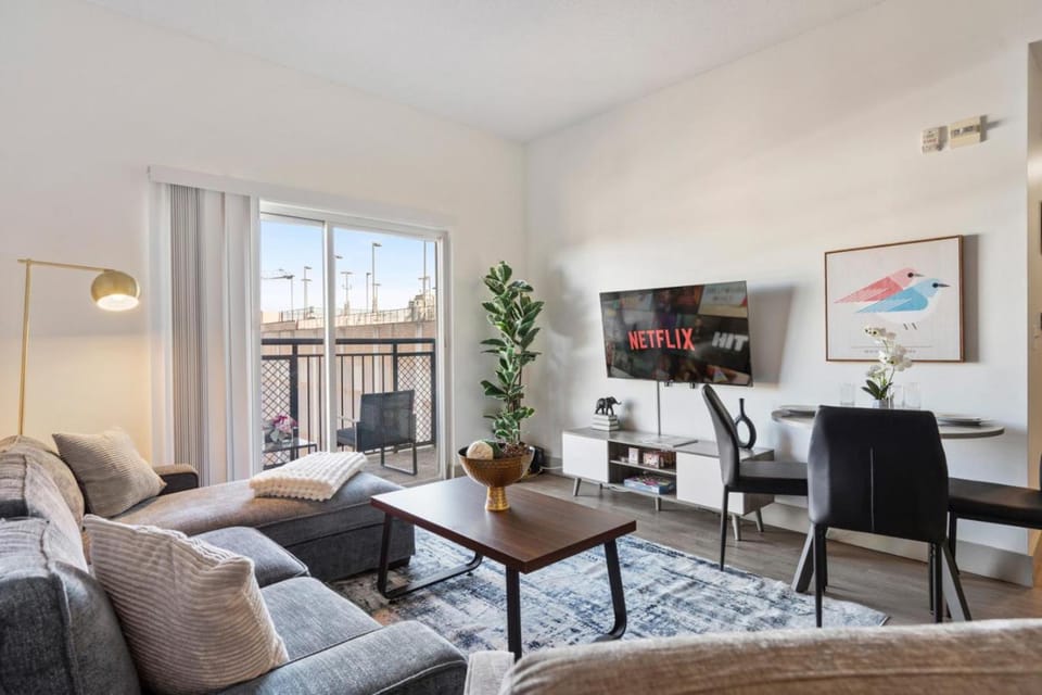 Cozy City Charm - Spacious, Parking, Balcony, Gym Apartment in Charlotte