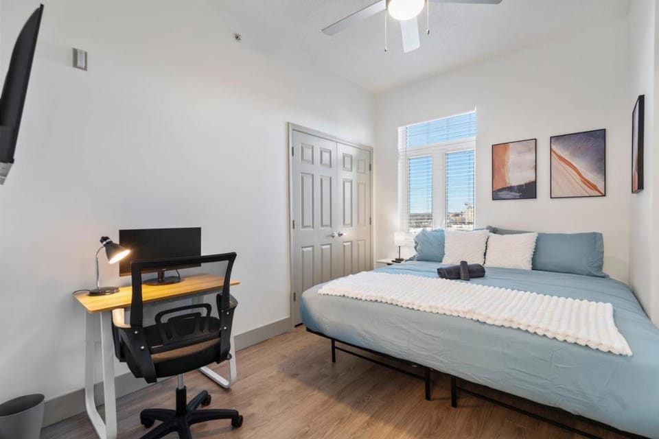 Cozy City Charm - Spacious, Parking, Balcony, Gym Apartment in Charlotte