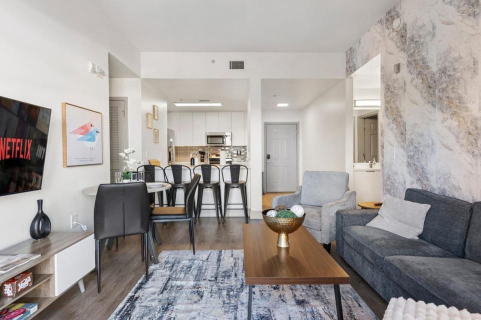 Cozy City Charm - Spacious, Parking, Balcony, Gym Apartment in Charlotte