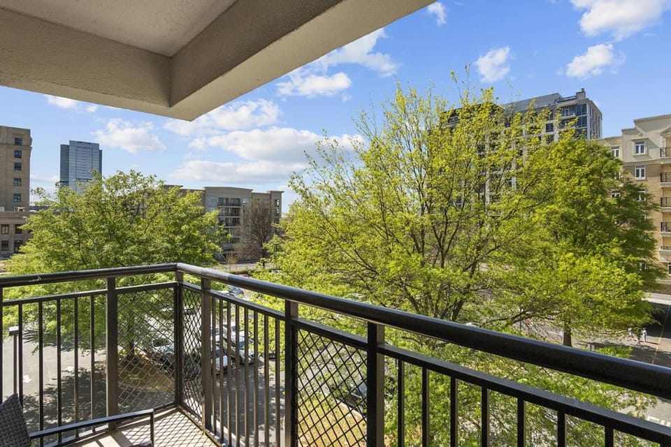 Cozy Urban Getaway - Free Parking, Gym, Stadium Apartment in Charlotte