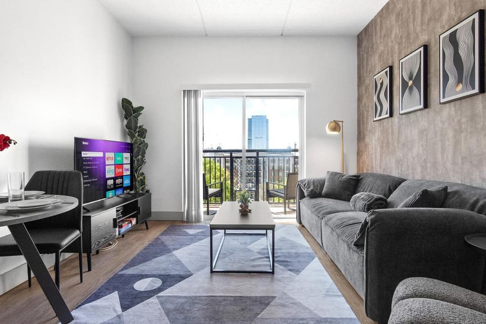 Midnight Marvel - Amazing City Views, Free Parking Apartment in Charlotte