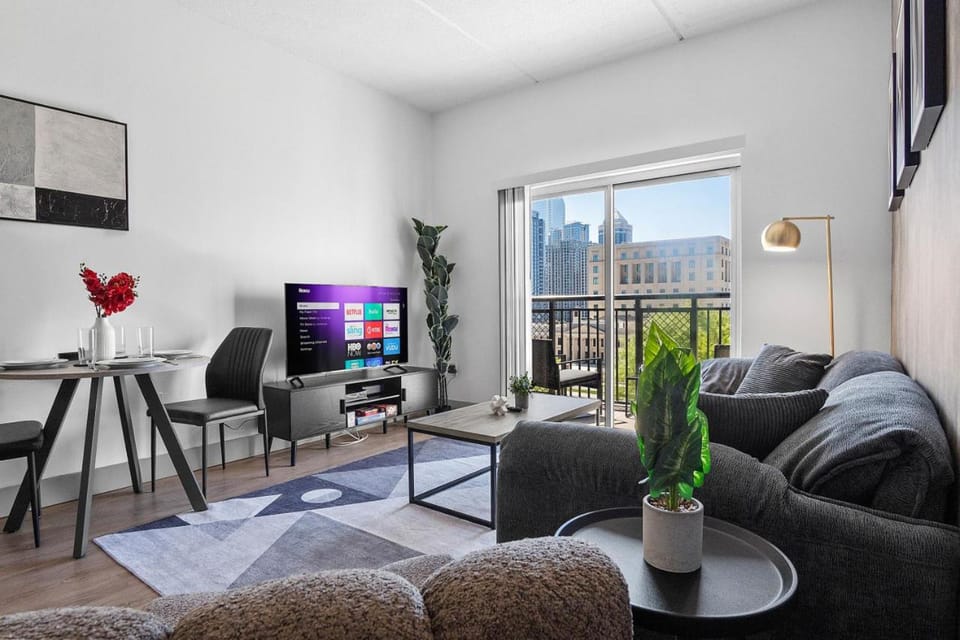 Midnight Marvel - Amazing City Views, Free Parking Apartment in Charlotte