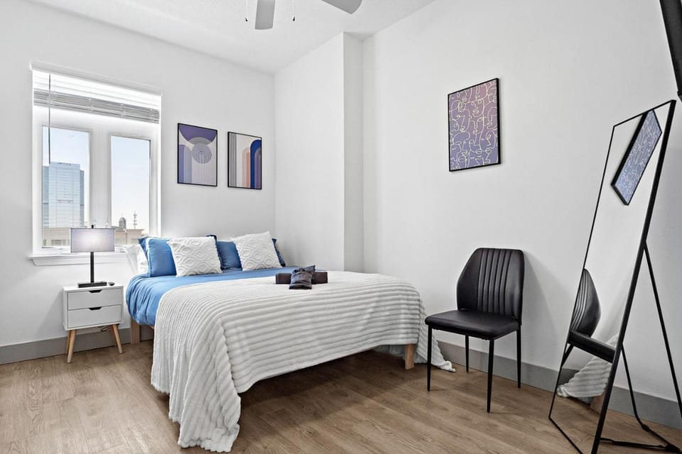 Midnight Marvel - Amazing City Views, Free Parking Apartment in Charlotte