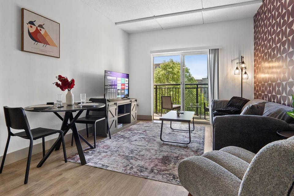 Carolina Cove - Free Parking, Spacious, City Views Apartment in Charlotte