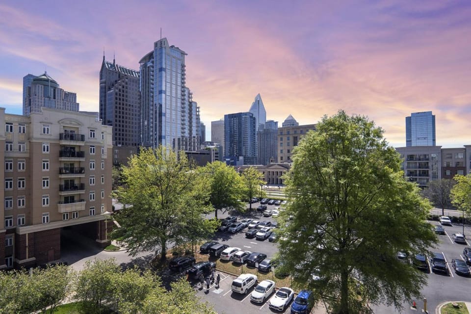 Carolina Cove - Free Parking, Spacious, City Views Apartment in Charlotte