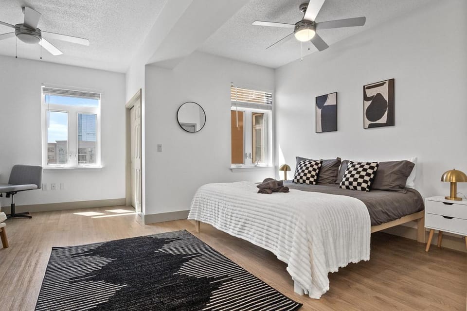 Carolina Cove - Free Parking, Spacious, City Views Apartment in Charlotte