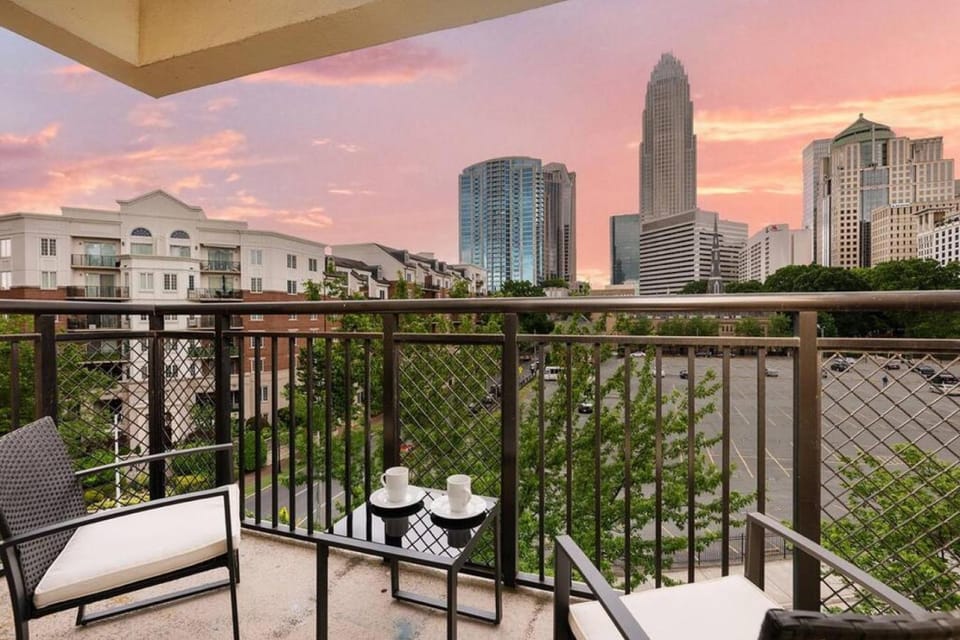 View (from property/room), Balcony/Terrace, City view