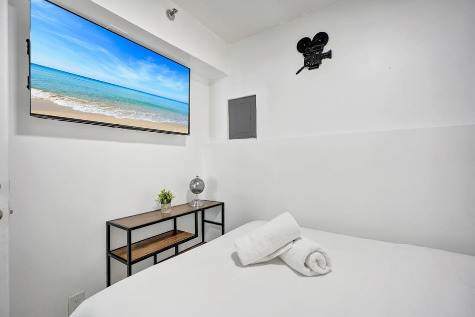 Beach Condo with Resort Perks, Pools, Fitness Center, and a Relaxing Bathtub 916 Apartment in Miami Beach