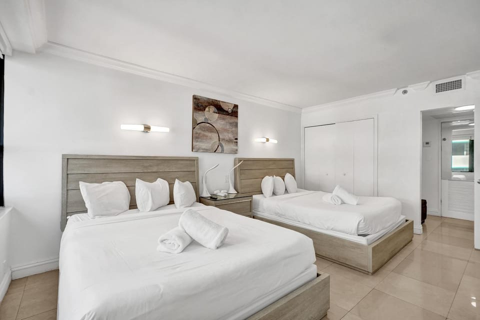 Beach Condo with Resort Perks, Pools, Fitness Center, and a Relaxing Bathtub 916 Apartment in Miami Beach
