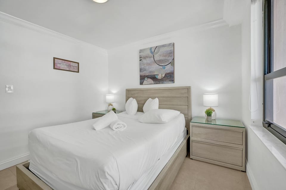 Beach Condo with Resort Perks, Pools, Fitness Center, and a Relaxing Bathtub 916 Apartment in Miami Beach