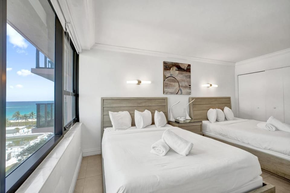 Beach Condo with Resort Perks, Pools, Fitness Center, and a Relaxing Bathtub 916 Apartment in Miami Beach