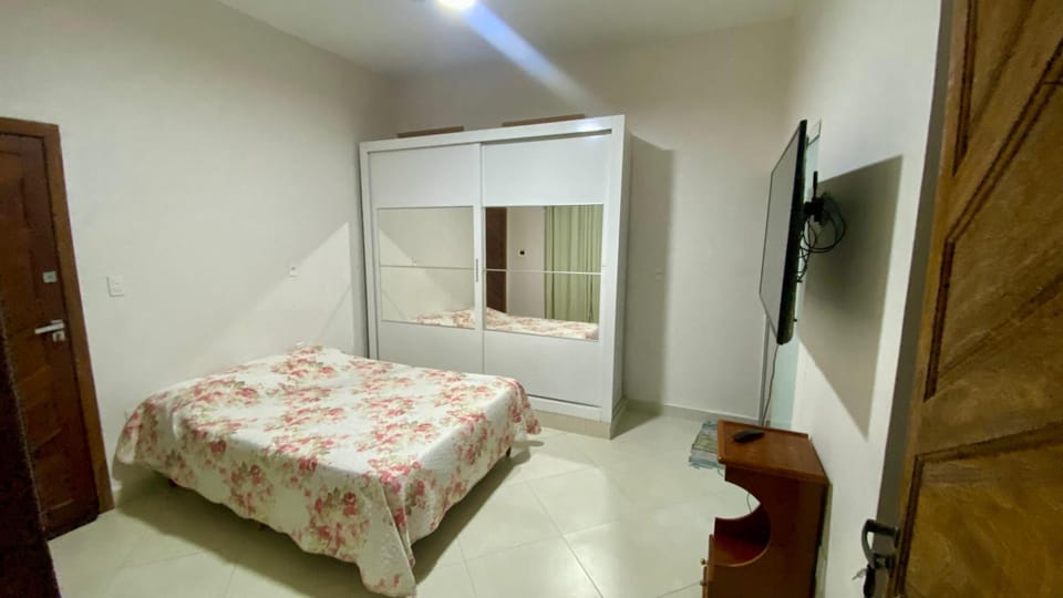 Bed, TV and multimedia, Photo of the whole room, Bedroom, wardrobe