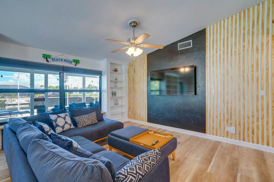 Canal-Front Gem w/ Hot Tub, Foosball in Cape Coral House in Cape Coral