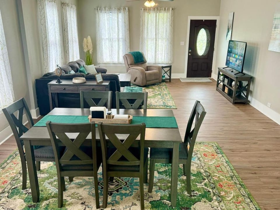 Bright & Airy 2BR 1BA Home Near The Riverfront House in Port Arthur