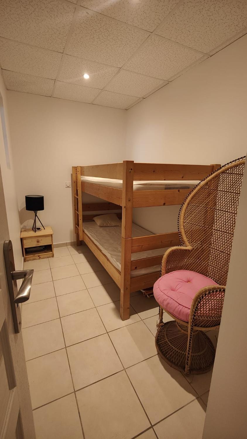 Bedroom, bunk bed