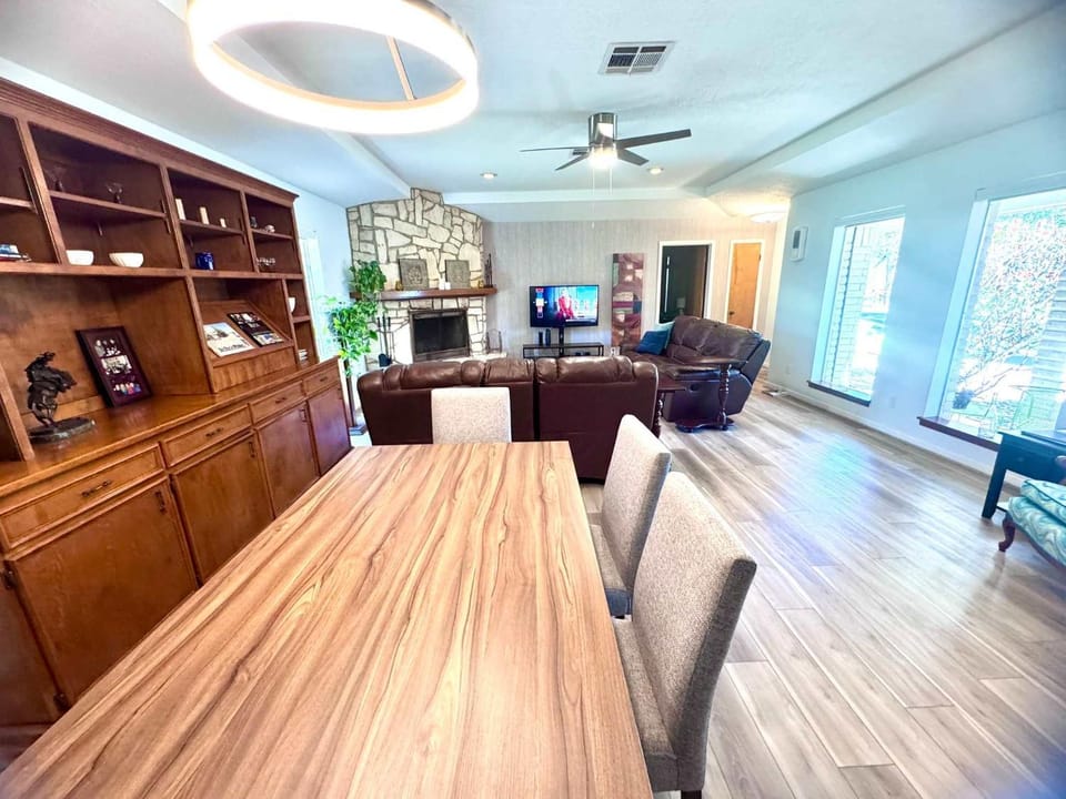 Spacious Retro 2BR 3BA In Quiet Neighborhood House in Beaumont