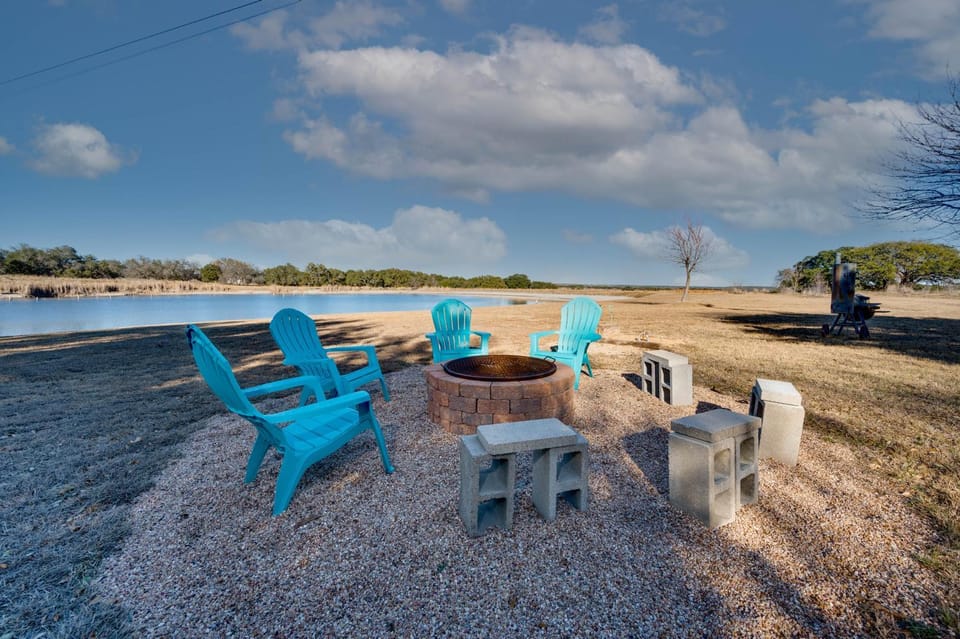 Natural landscape, Seating area, fireplace
