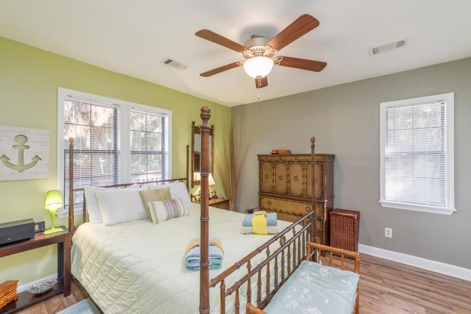 Cheery home with fire-pit, screened-in porch - pets allowed House in Saint Helena Island