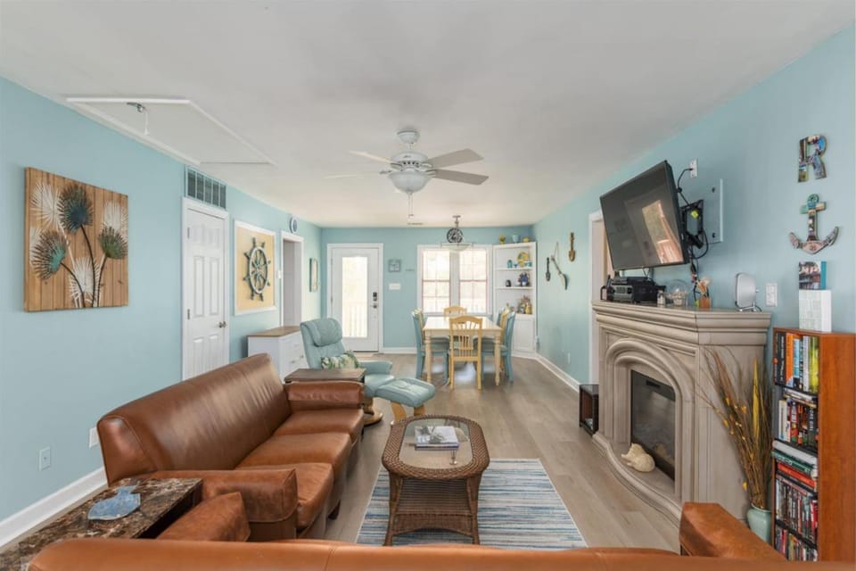 Cheery home with fire-pit, screened-in porch - pets allowed House in Saint Helena Island