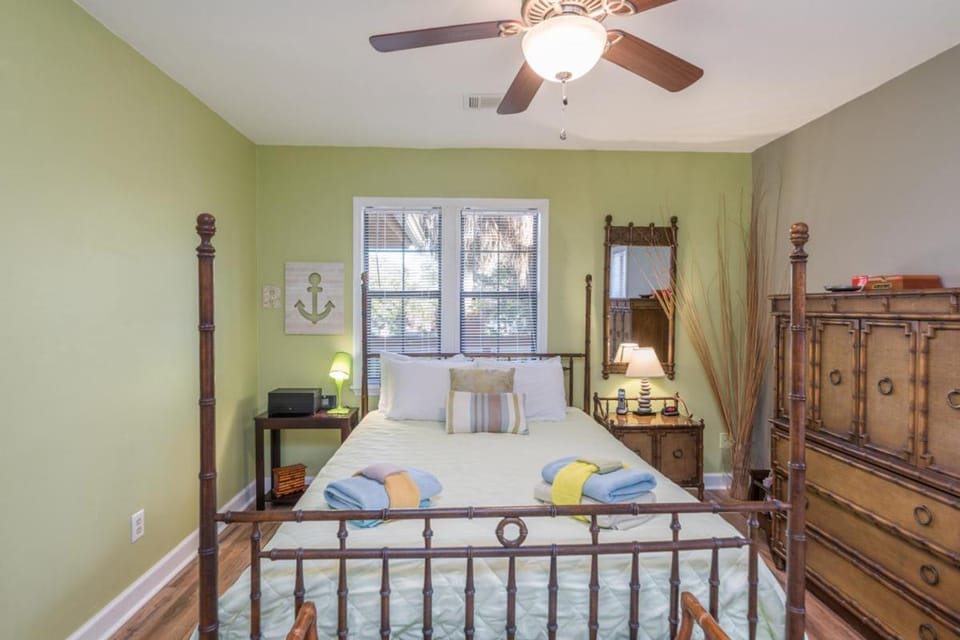 Cheery home with fire-pit, screened-in porch - pets allowed House in Saint Helena Island