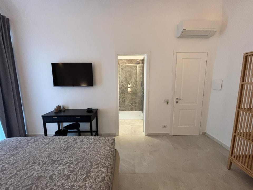 Bed, TV and multimedia, Photo of the whole room, Bedroom, wardrobe, air conditioner