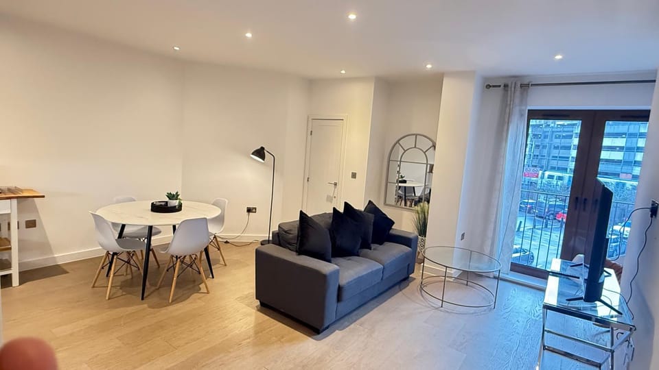 Extra large spacious 1 Bedroom private apartment, Nr St Albans City Station, Business, contractor, Parking, WiFi Apartment in St Albans