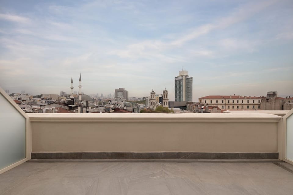 View (from property/room), Balcony/Terrace, City view