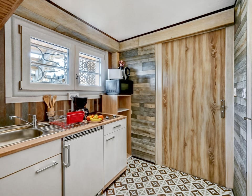 Coffee/tea facilities, Kitchen or kitchenette, Street view, stove, toaster, kitchen
