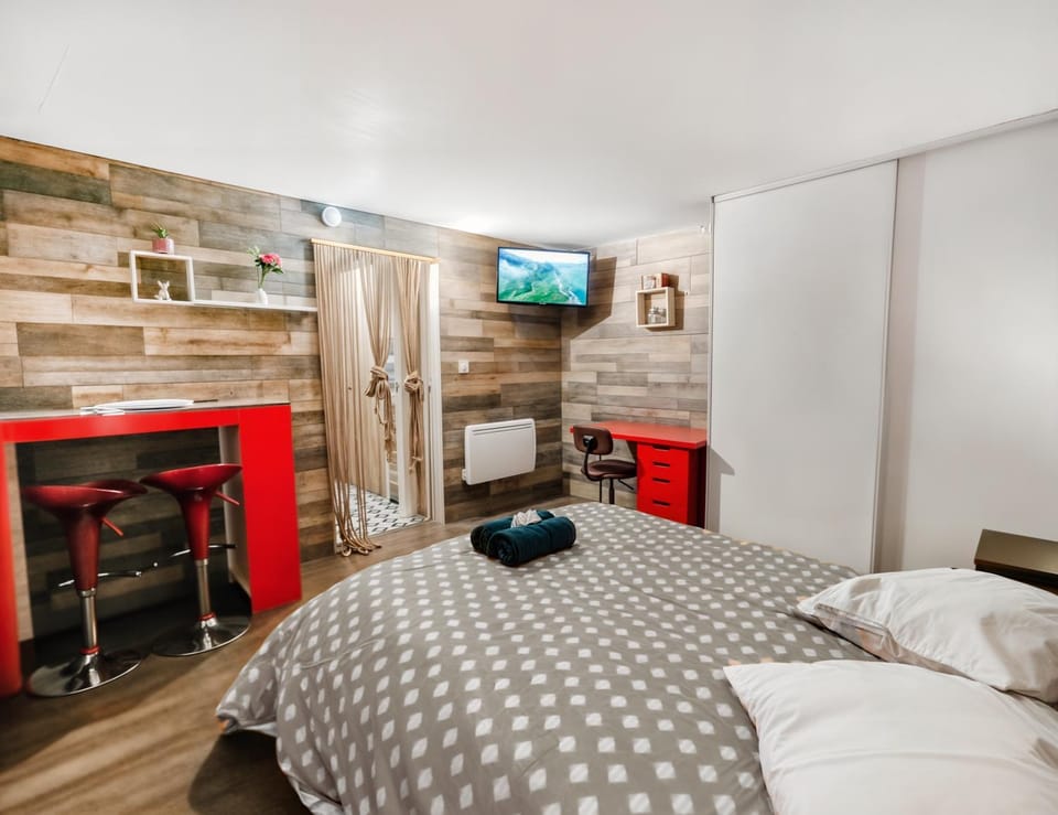 Bed, TV and multimedia, Photo of the whole room, Bedroom