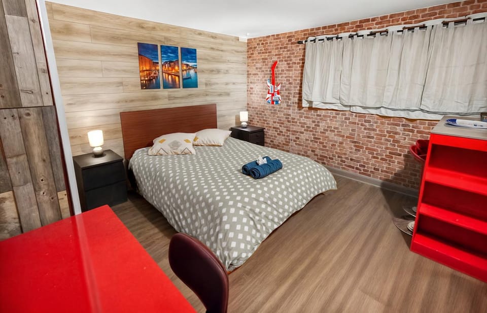 Bed, Photo of the whole room, Seating area, Dining area, Bedroom