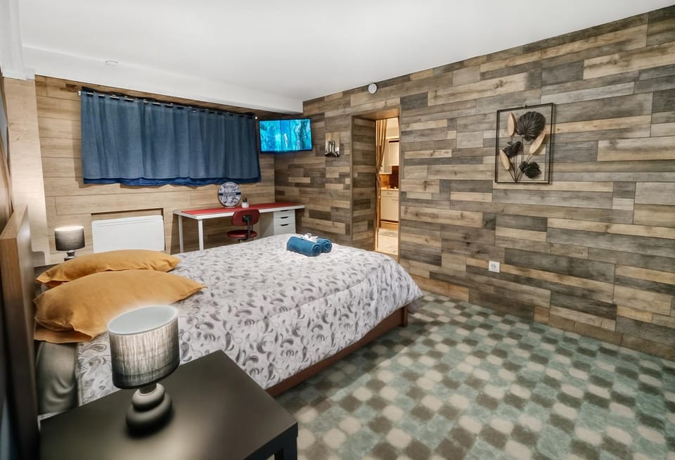 Bed, TV and multimedia, Photo of the whole room, Seating area, Bedroom