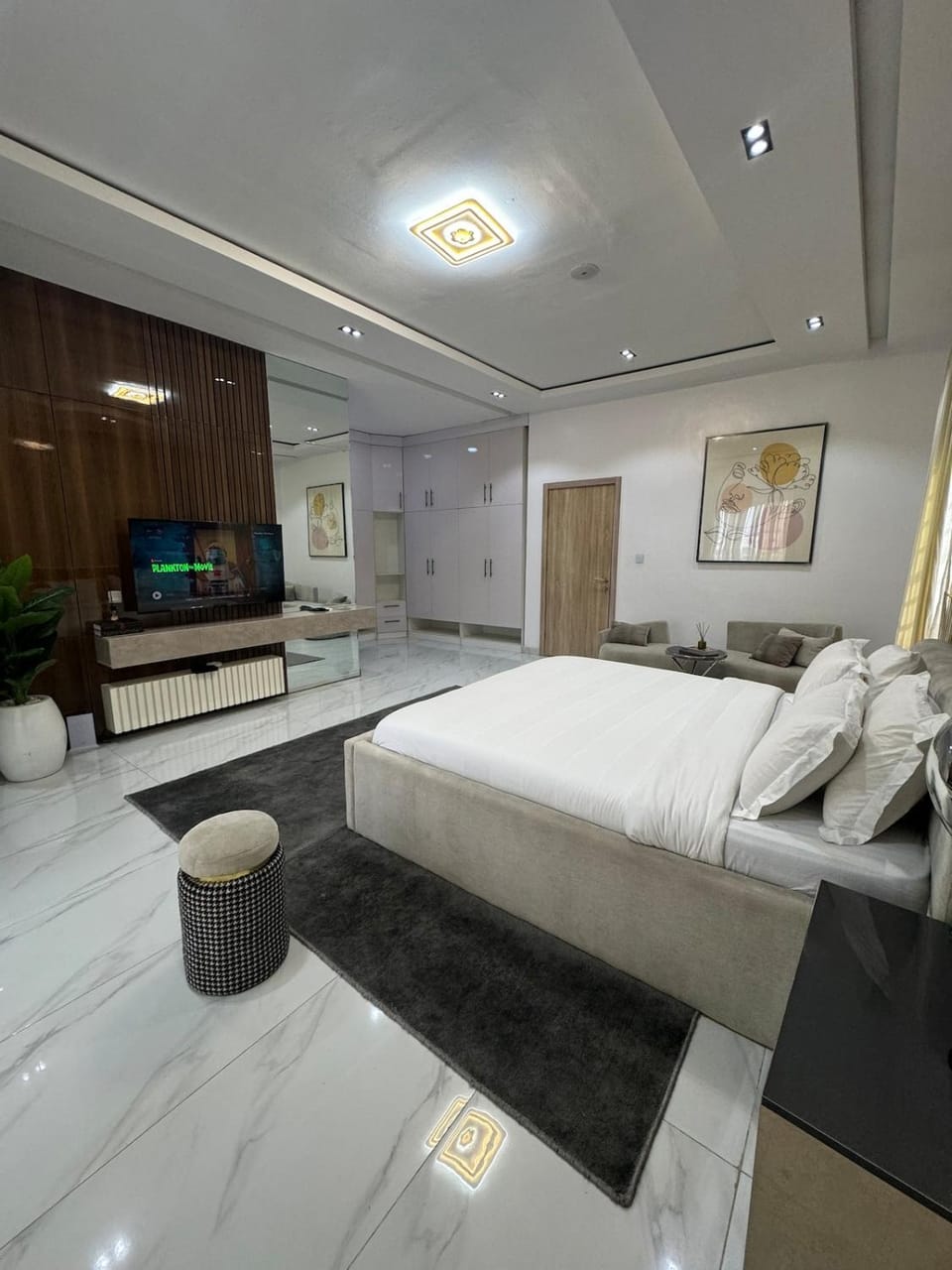 Bed, TV and multimedia, Photo of the whole room, Seating area, Bedroom