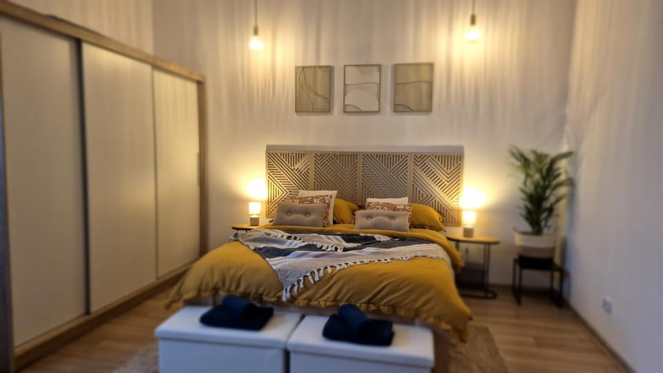 Bed, Photo of the whole room, Seating area, Bedroom, towels, wardrobe