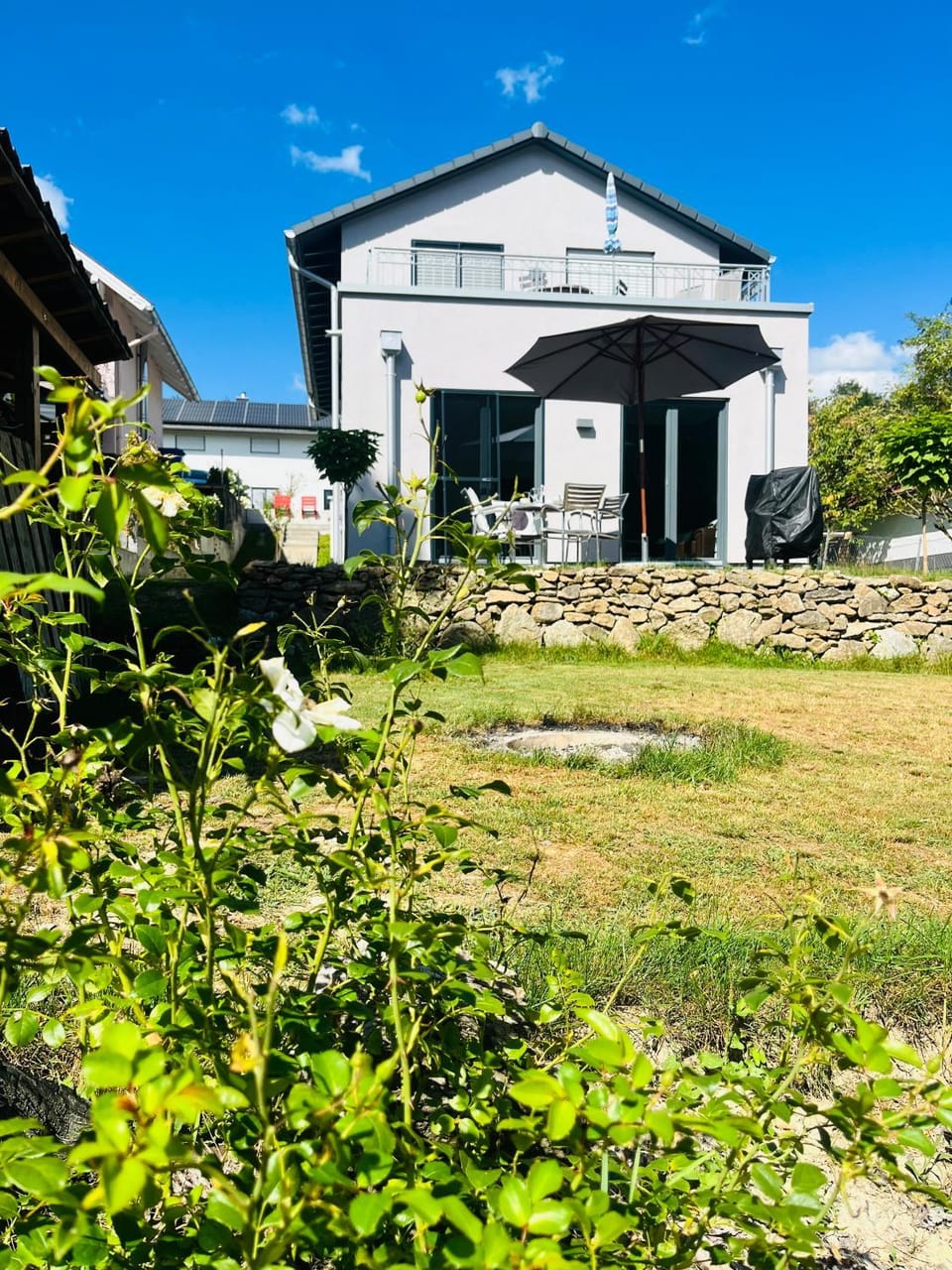 Property building, Day, Garden, Garden view