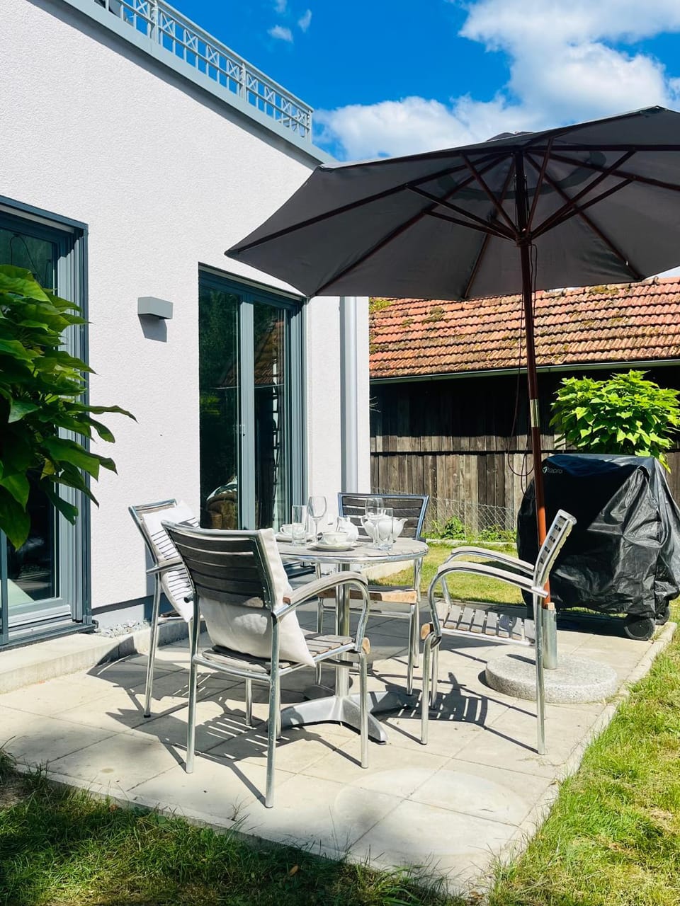Spring, Day, Garden, Seating area, Dining area