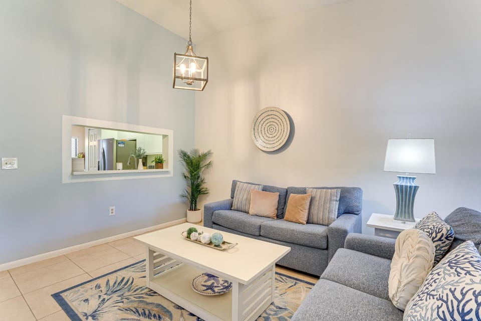 7 Mi to Beach: Condo w/ Pool Access in Bradenton! House in Bradenton