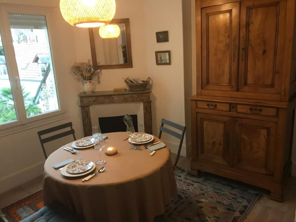 Dining area, internet