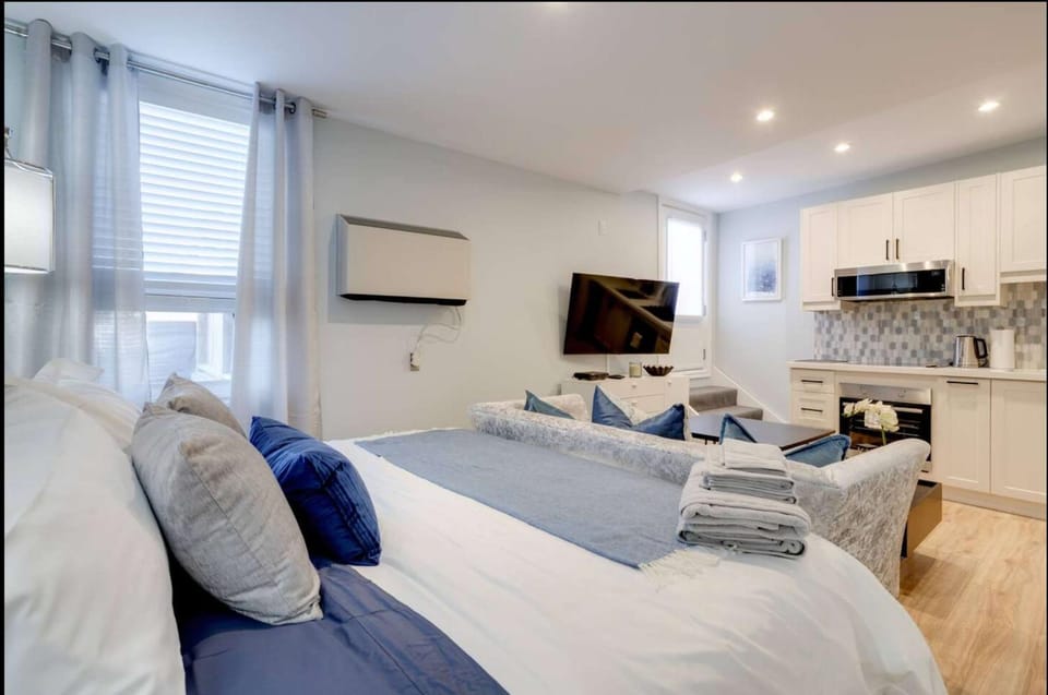 Casa Hotel Stylish Suite with Patio in Leslieville Hotel in Toronto