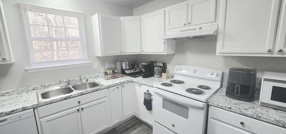 Coffee/tea facilities, dishwasher, oven, stove