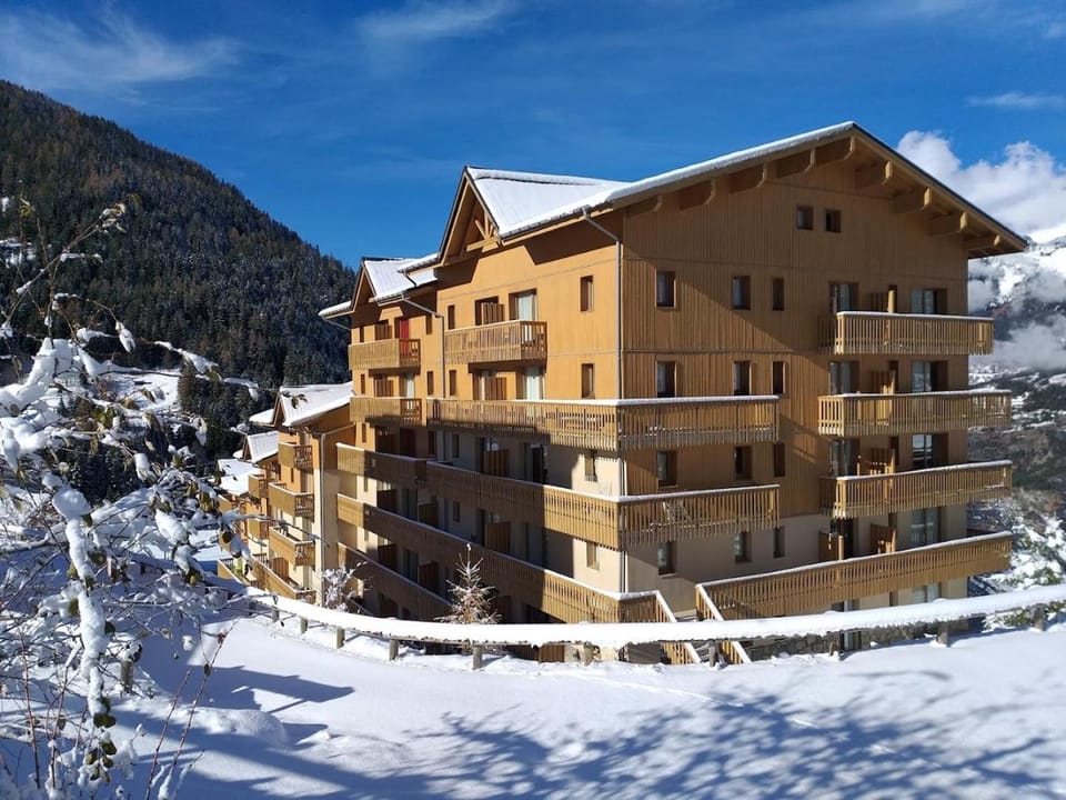 Property building, Day, Natural landscape, Winter, Ski School, Ski School, Skiing, Skiing, Mountain view, Parking