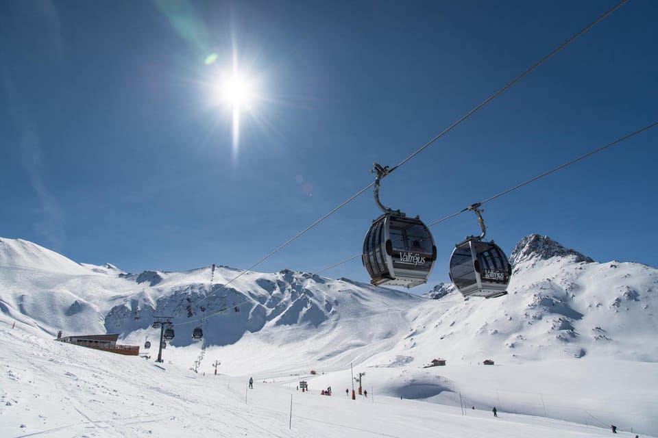 Ski School, Ski School, Skiing, Skiing, Mountain view, Mountain view, Seasons, Location
